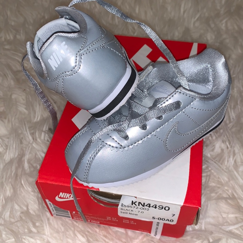 Cutest Nike Cortez SE size 7c. 👟